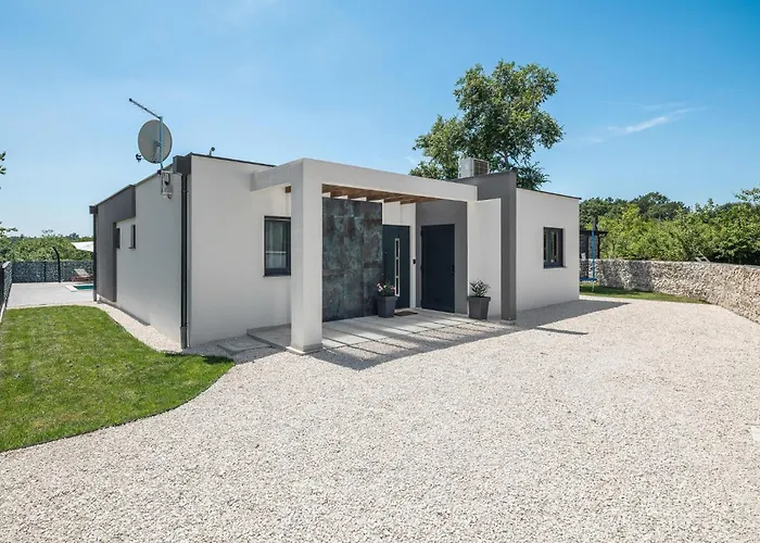 Awesome Home In Tinjan