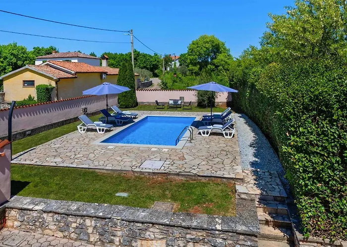 Traditional 2 Floor Holiday Home In Central Istria Muntrilj