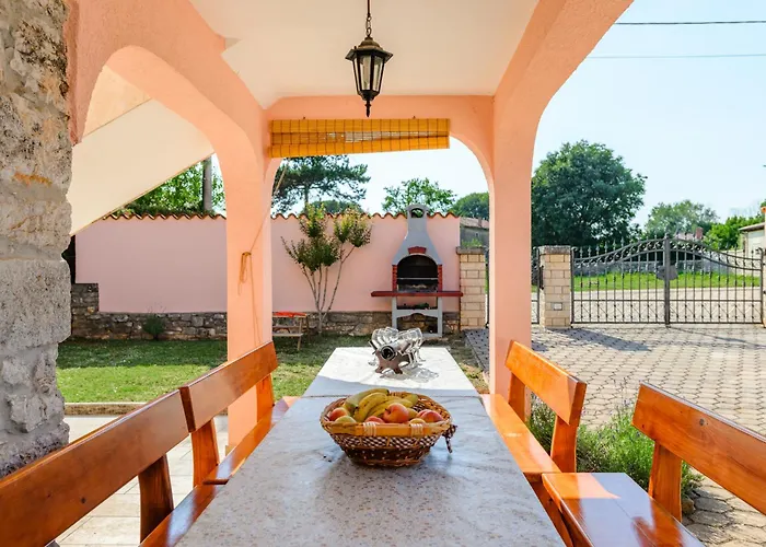 Traditional 2 Floor Holiday Home In Central Istria Muntrilj